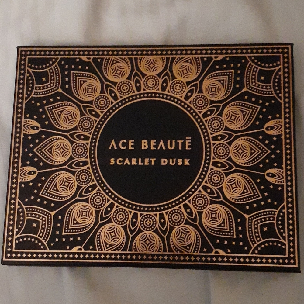 ACE BEAUTE  Scarlet Dusk pallete